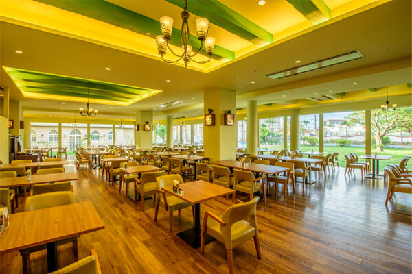 ヨーロピアンガーデンに面して、大きな窓から差し込む光で、開放的な雰囲気のレストランです。